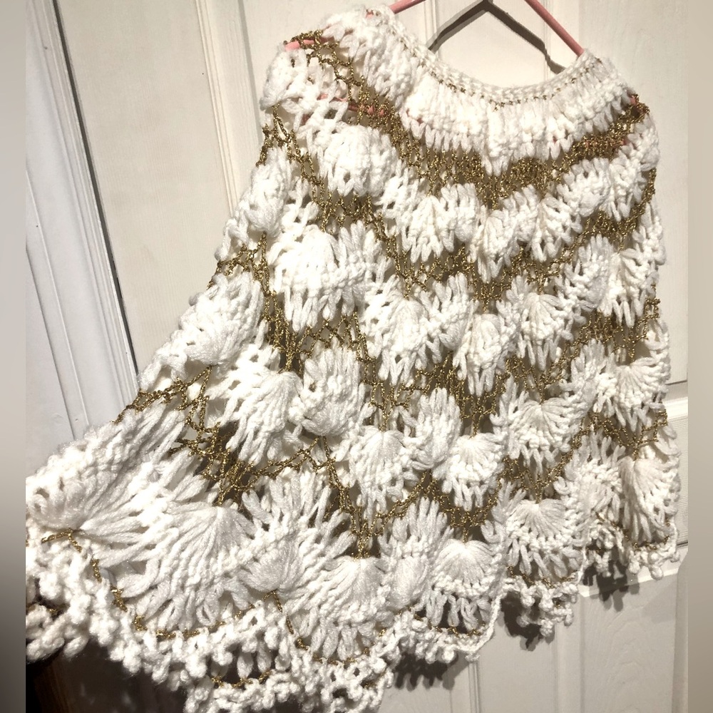 Vintage White & Gold Lurex cottagecore shawl - Picture 5 of 9